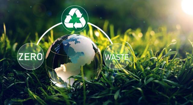 Gipuzkoa aprueba los impuestos sobre los envases de plástico no reutilizables y sobre el depósito incineración y la coincineración de residuos. Imagen de una bola del mundo a la que la rodena los logotipos del reciclaje