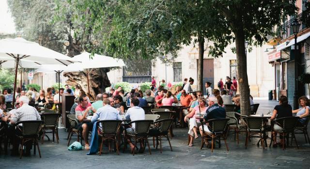 El Tribunal Supremo fija como doctrina que los bares no tienen que pagar impuesto de transmisiones patrimoniales onerosas por las terrazas que tienen en la calle ya que no existe un verdadero desplazamiento patrimonial. Imagen de una terraza llena de un restaurante