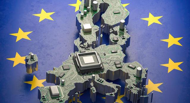 El Consejo de la UE adopta un nuevo certificado electrónico de exención del IVA para sustituir los formularios en papel. Imagen del mapa de Europa sobre la bandera de la UE con chips de ordenador e inteligencia artificial sobre ello