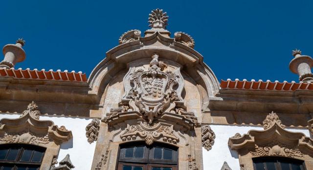 La protección integral urbanística no es un requisito a los efectos de aplicar la exención en el IBI de un bien que pertenece al Conjunto Histórico Artístico del municipio. Imagen de la fachada del edificio de la Casa del Escudo de Armas