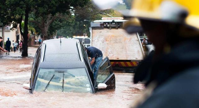 Andalucía: tipo 0% en ITP y AJD por la compra de vehículos. Coche sumergido por la DANA siendo rescatado