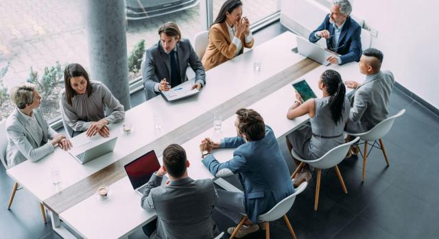 Responsabilidad por levantamiento del velo entre empresas vinculadas. Imagen de una reunión de trabajo con varios trabajadores